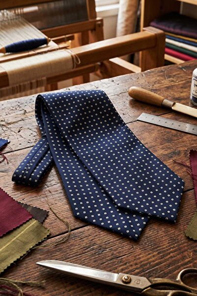 Kravatkolik Γραβάτα Ascot από ιταλικό μετάξι σε σκούρο μπλε με μικρό σχέδιο S...