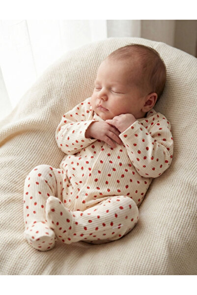 MiniKids Ολόσωμη φόρμα με μικρά φραουλάκια, σε κρεμ σχέδιο.