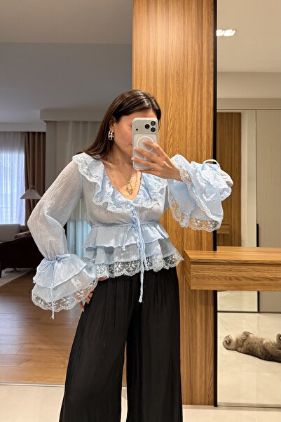 Gizem Ecemiş Myla Bebe Mavi Dantel Detaylı Volanlı Bluz