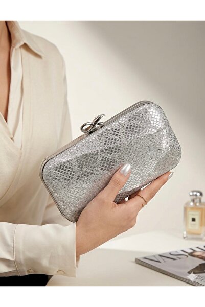 Anıl Ayakkabı Ασημί χρώμα με μοτίβο φιδιού, υφασμάτινο βραδινό φόρεμα, τσάντα...