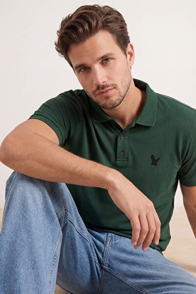 Συλλογή Trendyol Χακί μπλουζάκι με κανονική εφαρμογή και λεπτομέρεια κεντήματ...