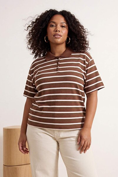 Trendyol Curve Καφέ Πόλο Γιακά Ριγέ Κοντό Πλεκτή Μπλούζα Μεγάλου Μεγέθους TBB...