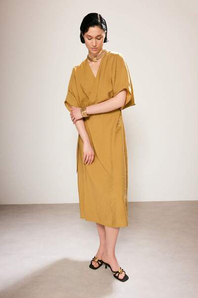 Συλλογή Trendyol Trendyol Studio Μουσταρδί Διπλόκουμπο Μίντι Υφαντό Φόρεμα TW...