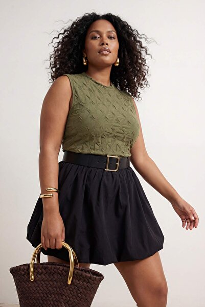 Trendyol Curve Khakifarbene, strukturierte, ärmellose Strickbluse in Übergröß...