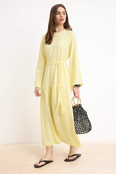 Trendyol Modest Ανοιχτό κίτρινο φόρεμα με ζώνη χωρίς επένδυση και ίσια ύφανση...