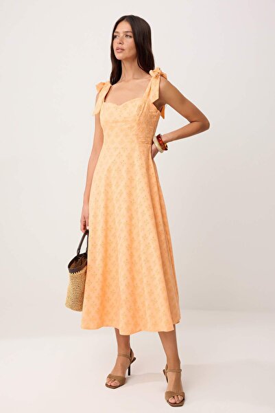 Συλλογή Trendyol Φόρεμα Maxi Υφαντό με λεπτομέρεια από επίπεδη δέσιμο κορδόνι...