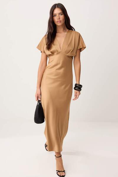 Trendyol Kollektion Hellbraunes Satin-Maxi-Webkleid TWOSS26EL00880