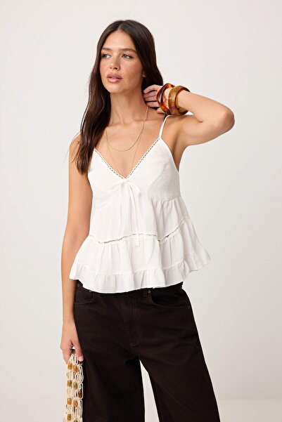 Συλλογή Trendyol Λευκή μπλούζα Godeli με λεπτομέρεια Gipe στην πλάτη Υφαντό T...