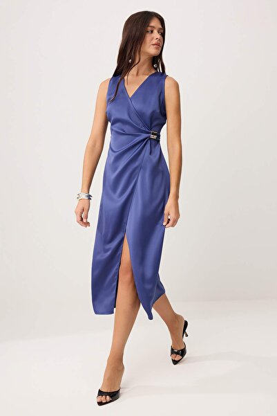 Συλλογή Trendyol Petrol Λεπτομέρεια με αξεσουάρ διπλό πέτο Σατέν Φόρεμα Μίντι...