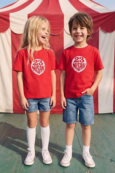 TRENDYOLKIDS Rotes Unisex-T-Shirt mit Aufdruck „23. April“ aus Strick TKDSS26...