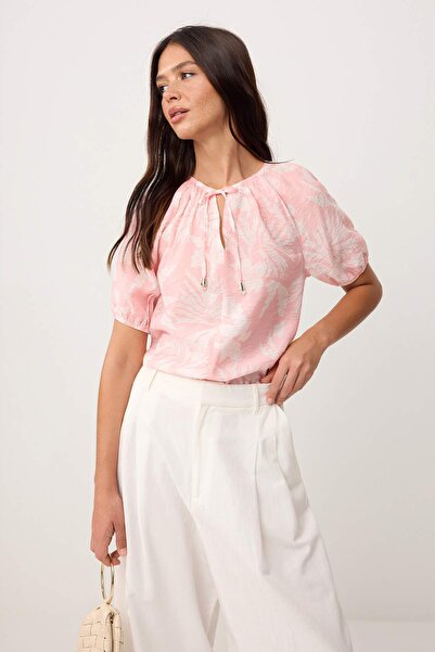 Συλλογή Trendyol Ροζ μπλούζα με μοτίβο και άνετη εφαρμογή, υφαντή TWOSS26BZ00404