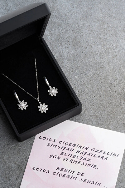 SAKLI TAKI 925 Ayar Gümüş Işıklı Kutu Beyaz Taşlı Lotus Takı (Kolye-Küpe) Seti