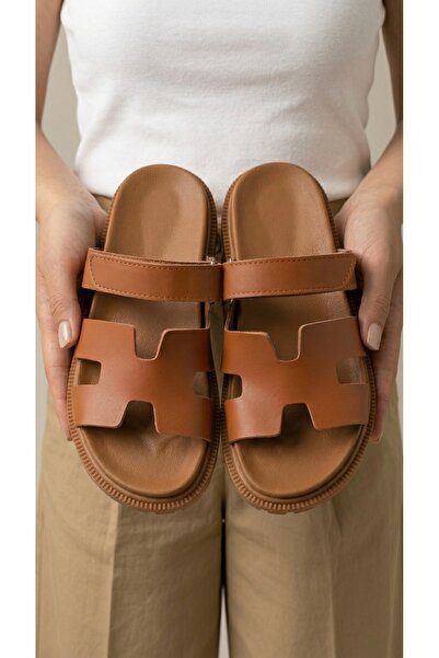 Beyond Γυναικείες παντόφλες με ρυθμιζόμενο λουράκι Velcro και μαλακή αντιολισ...