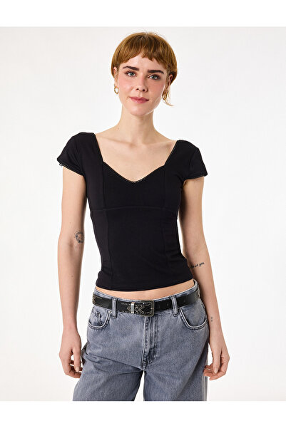 Koton Μπλουζάκι από βισκόζη με κοντό μανίκι και λαιμόκοψη V σε στενή γραμμή