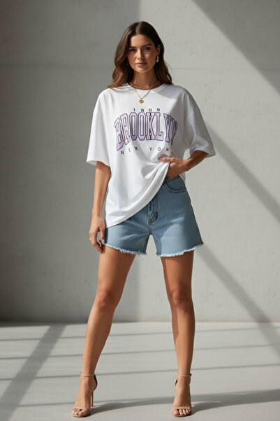 NO 601 Γυναικείο λευκό μπλουζάκι με στάμπα Lila Brooklyn σε oversize γραμμή