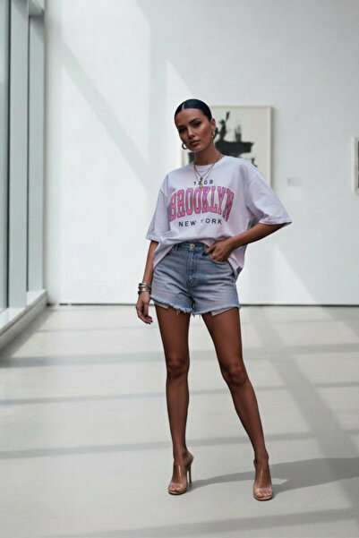 NO 601 Γυναικείο λευκό μπλουζάκι με ροζ στάμπα Brooklyn σε oversize γραμμή