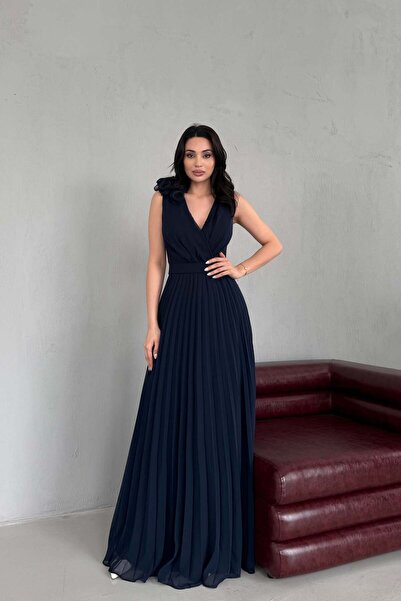 Serica Moda Μακρύ βραδινό φόρεμα σε μπλε ναυτικό σιφόν με λαιμόκοψη V και λεπ...