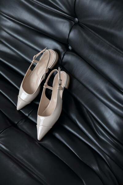 STRASWANS Γυναικεία παπούτσια Hubert με τακούνι από λουστρίνι σε μπεζ χρώμα