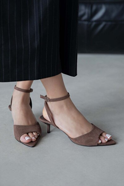 STRASWANS Γυναικεία σουέτ σανδάλια με τακούνι Noah σε καφέ χρώμα