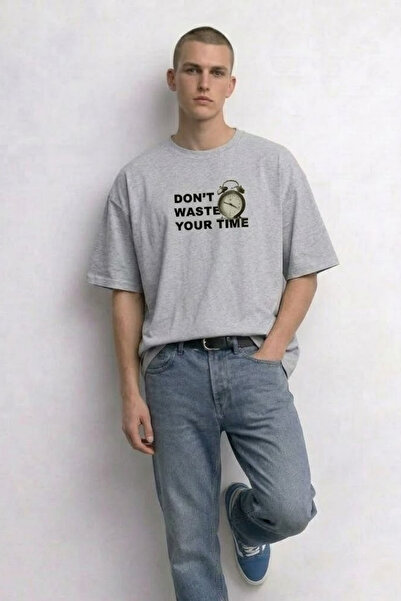 MATERIAL Ανδρικό φαρδύ μπλουζάκι με στάμπα  "Waste Your Time " σε γκρι απόχρωση