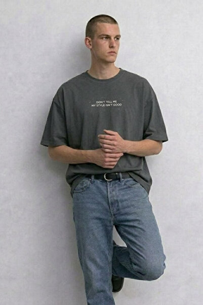 MATERIAL Ανδρικό μπλουζάκι με στάμπα κειμένου, άνετο, καπνιστό, φαρδύ