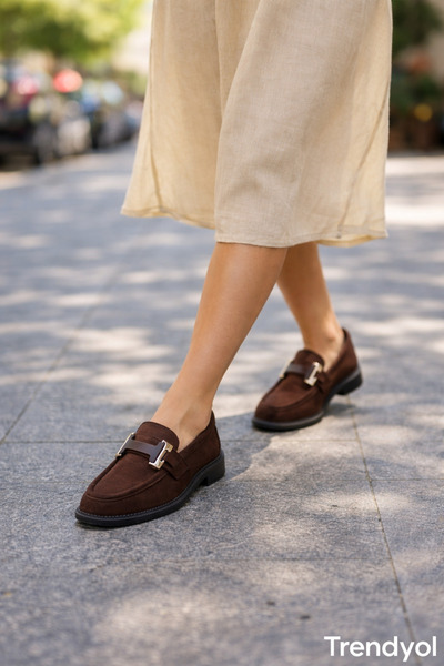 POTEEN Γυναικείες μονόχρωμες μαύρες σουέτ παντόφλες με αγκράφα – Κομψά άνετα ...