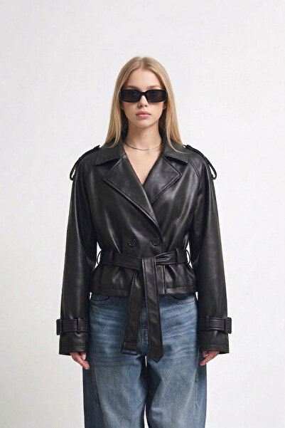 Jaglion Νέα συλλογή: Μοντέρνο δερμάτινο μπουφάν με μαύρα κουμπιά και ζώνη