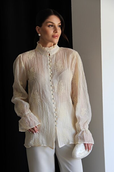 Julidress Κρεμ μπεζ πουκάμισο με ψηλό γιακά, με κουμπιά και λεπτομέρεια κεντή...