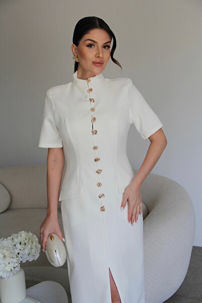 Julidress Бяла дълга рокля със златни копчета, висока яка и цепка, премиум ма...