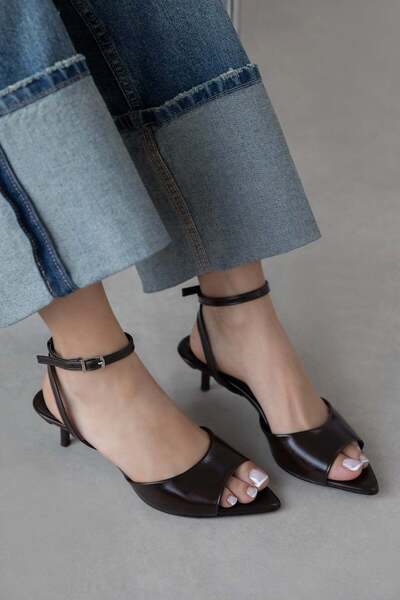 STRASWANS Γυναικεία δερμάτινα πέδιλα με τακούνι Noah σε καφέ χρώμα