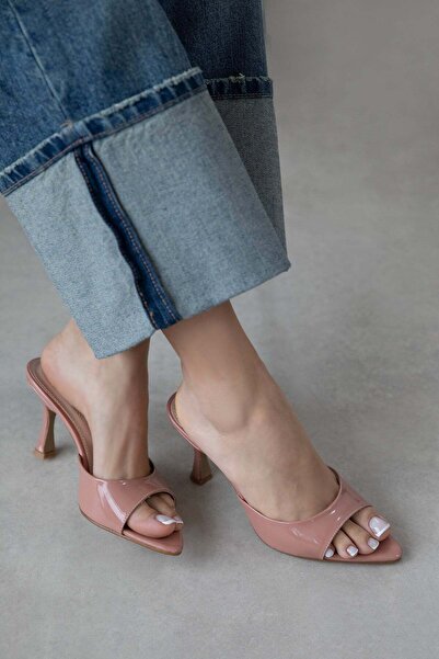 STRASWANS Γυναικεία πέδιλα Franco με τακούνι από λουστρίνι σε χρώμα σομόν