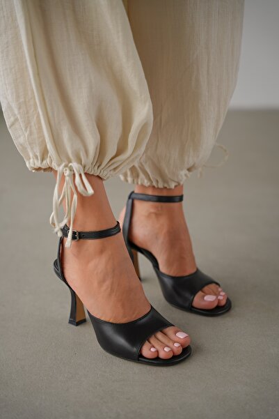 selin shoes Lumora Hakiki Deri Bilek Kemer Ayarlanabilir Toka Detaylı Kadın Topuklu Ayakkabı- SİYAH