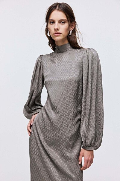 H&M فستان ساتان بربطة عنق