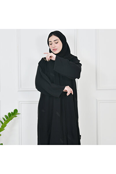 HAWRAA ABAYA عباية سوداء مغلقة بطقطق مزينة بتطريز لماع على شكل ريشة