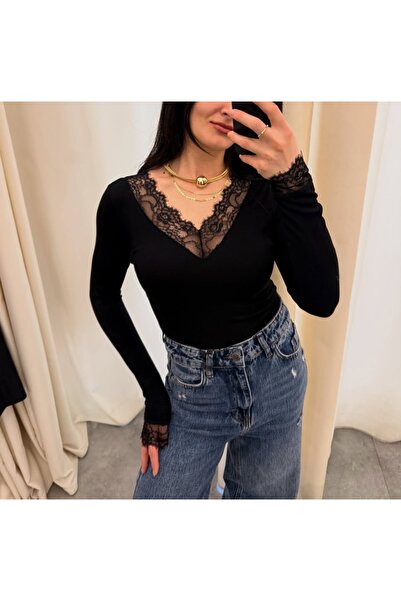 Lovely butik Μακρυμάνικη μπλούζα με λεπτομέρεια από δαντέλα σε σχήμα V