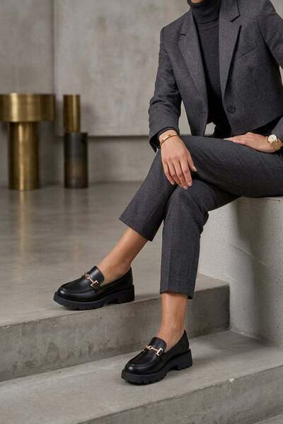 Stilbagshoes حذاء AGATHA IMPORTED LEOFER نسائي بتفاصيل مشبك باللون الأسود