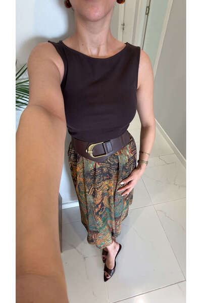 BİRCANÇİL Μπλούζα Dlvin Rinla σε σκούρο καφέ χρώμα με κορδόνι και λαιμόκοψη κ...