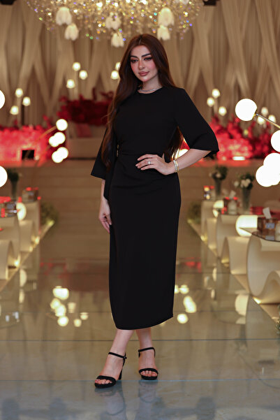 JAQUEEN Black Dress with a High-End Cut and a Royal Touch
