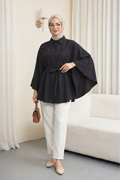 HİJABAYA Πόντσο με Με κορδόνι στη μέση κουμπιά και λεπτομέρεια λουλουδιών στο...