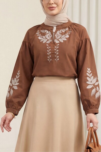 HİJABAYA Λινή μπλούζα με λαιμόκοψη V και κεντημένα μανίκια στο μπροστινό μέρος