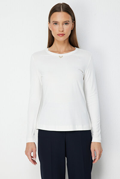 ON Μπλούζα με λαιμόκοψη με μεταλλικά αξεσουάρ