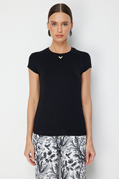 ON Βασική μπλούζα με κοντά μανίκια και λεπτομέρεια αξεσουάρ