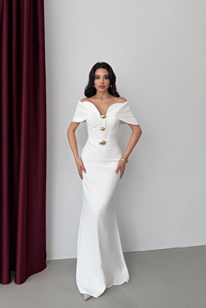 Serica Moda Λευκό βραδινό φόρεμα με γιακά Μαντόνα, ζώνη και λεπτομέρεια με κο...