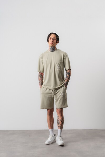 Respire طقم شورت تي شيرت رجالي من فار فروم بيسيك بقصة عادية وطباعة مميزة بالل...