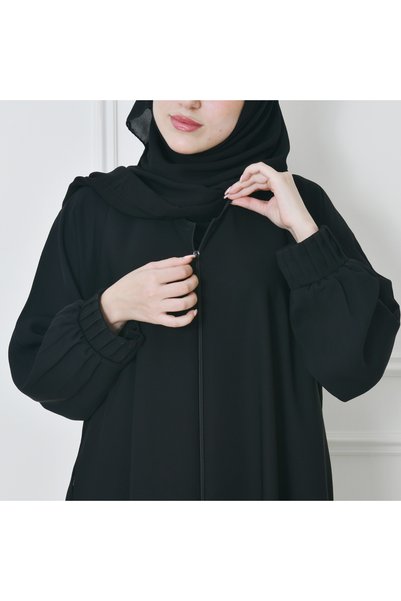 HAWRAA ABAYA عباية سوداء مغلقة بسحاب واكمام ضيقة بكسرات مع جيوب مخفية تغلق بسحاب