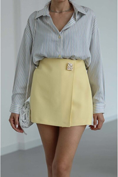 Havoş Κοντή φούστα με λεπτομέρεια από κίτρινο χρυσό και καρφίτσα