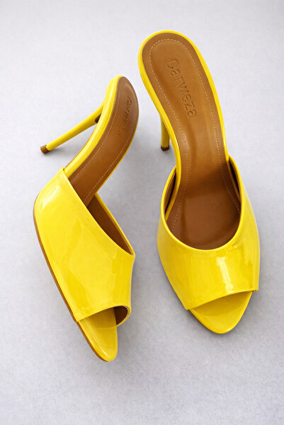 carweza Παντόφλες με τακούνι από κίτρινο λουστρίνι Anais