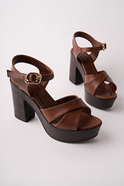 Madam Tarz NVL-162 Σανδάλια με χοντρό τακούνι και χιαστί λουράκια
