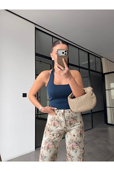 BB Bensu Buyruk ΜΠΛΟΥΖΑ ΜΕ ΛΑΙΜΟ ΠΟΥ ΔΙΑΤΙΚΑΙΝΕΙ ΤΟ ΛΑΙΜΟ ΚΑΙ ΕΙΝΑΙ ΚΑΤΑΛΛΗΛΗ...