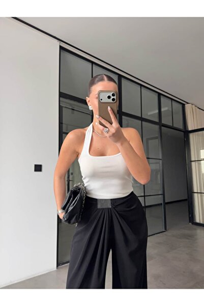 BB Bensu Buyruk ΜΠΛΟΥΖΑ ΜΕ ΛΑΙΜΟ ΠΟΥ ΔΙΑΤΙΚΤΑΙΓΝΟΥΕΙ ΤΟ ΛΑΒΗΜΑ ΤΟΥ ΛΑΥΡΙΟΥ ΚΑ...